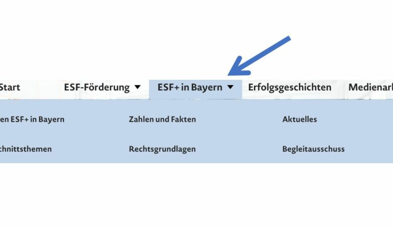 Die Menüleiste der Internetseite esf.bayern.de mit einem Pfeil auf den Reiter "ESF+ in Bayern".
